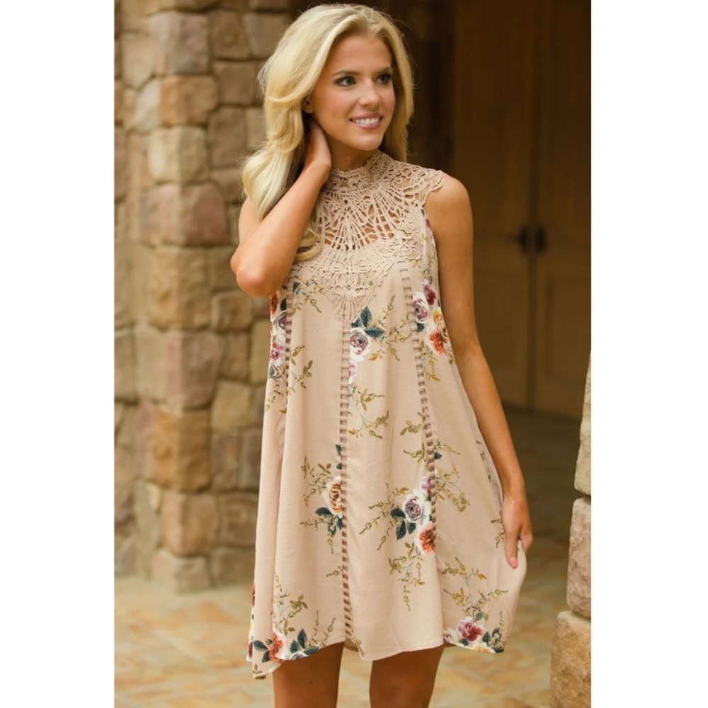 NWT Entro Apricot Crochet Lace Neck Floral Dress Size Small